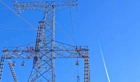 五彩湾北～乌北750千伏输电线路工程全线贯通