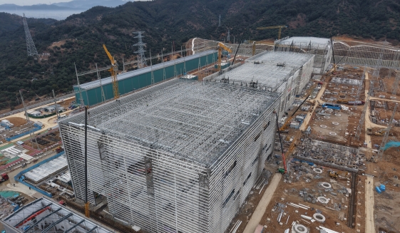 越州±800千伏换流站工程阀厅网架顺利就位